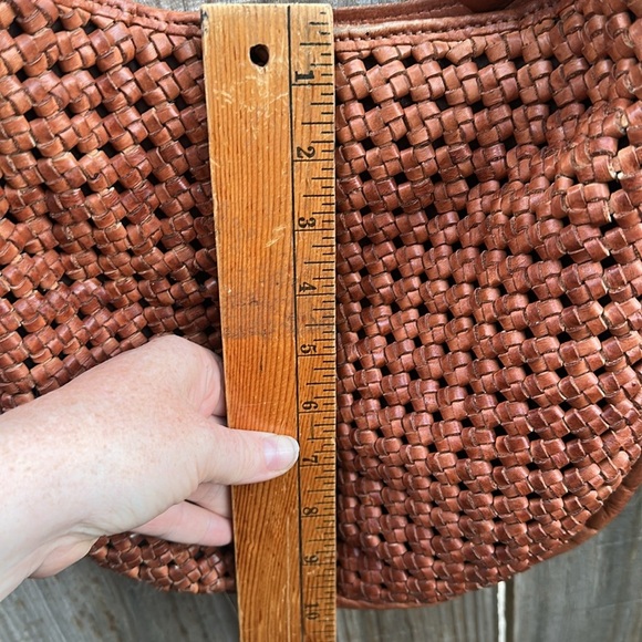 VILENCA HOLLAND MADE IN ITALY LEATHER KNOT WOVEN CROSSBODY BAG COGNAC - Picture 5 of 13